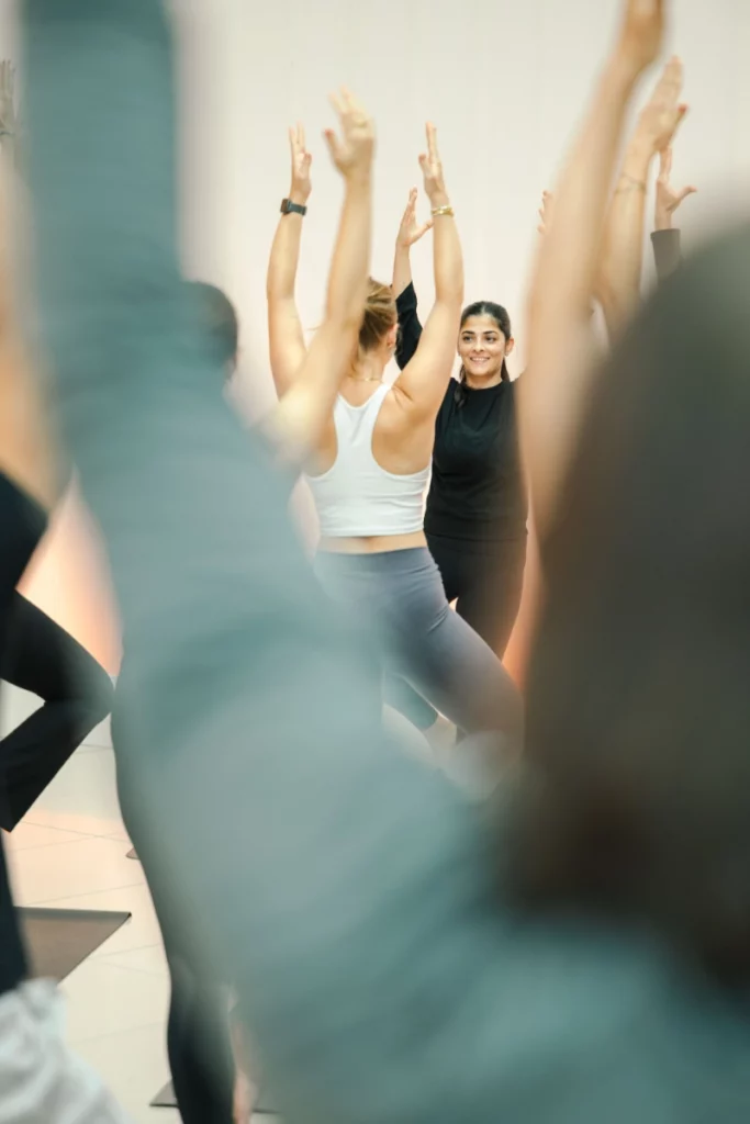 Yogastunde bei Joy of Madhu in Frankfurt mit gemeinsamer Yoga-Praxis in der Gruppe.