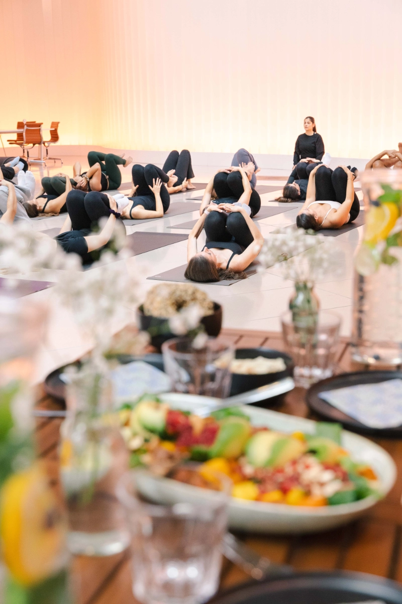 Yoga & Brunch bei Joy of Madhu in Frankfurt – gemeinsame Yogastunde mit anschließendem vegetarisch-veganem Brunch.