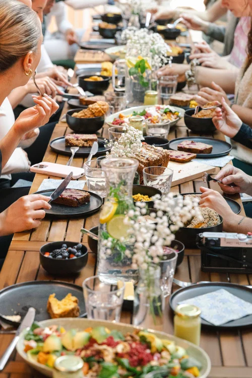 Gemeinsamer vegetarisch-veganer Brunch bei Joy of Madhu in Frankfurt.